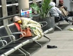 Warga Rela Menginap di Stasiun Cikarang Lantaran Tertinggal Jadwal Kereta Terakhir