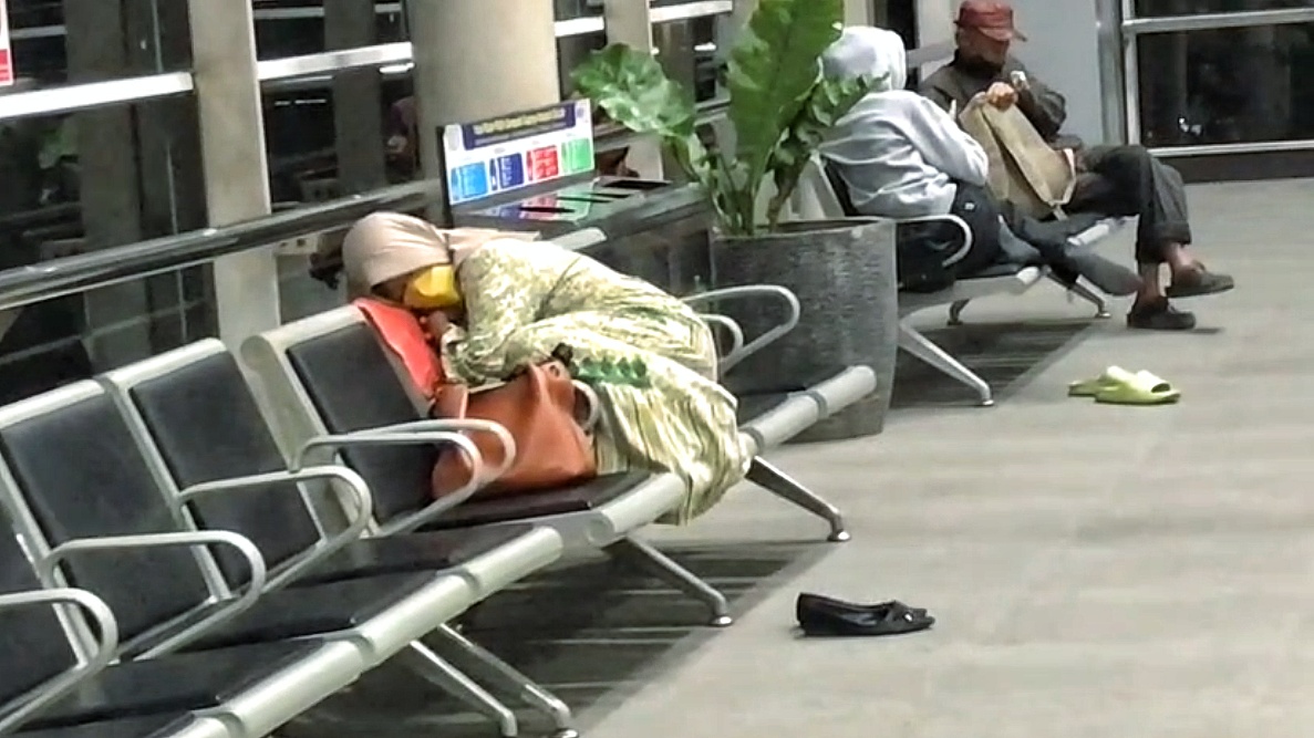 Warga Rela Menginap di Stasiun Cikarang Lantaran Tertinggal Jadwal Kereta Terakhir