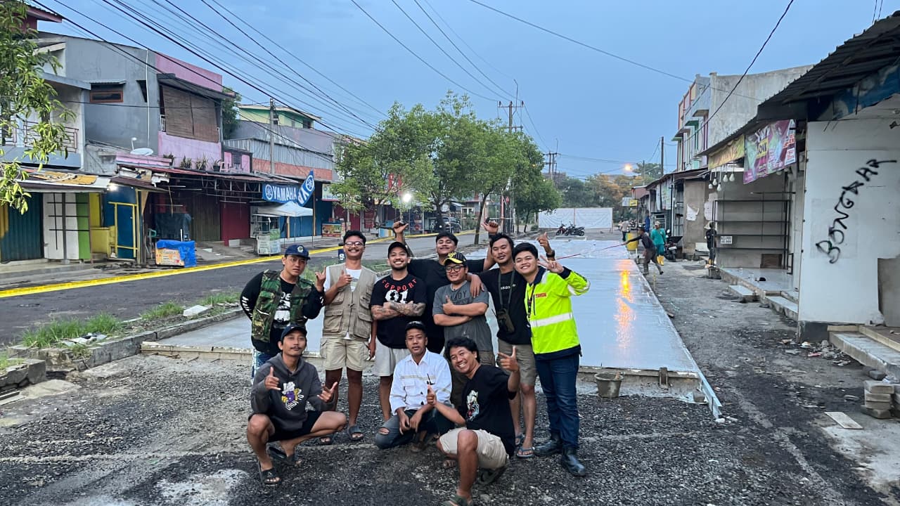 Digerakkan Muda-mudi, Warga Perumahan Puri Cendana Tambun Urunan Biayai Pengecoran Jalan Rusak