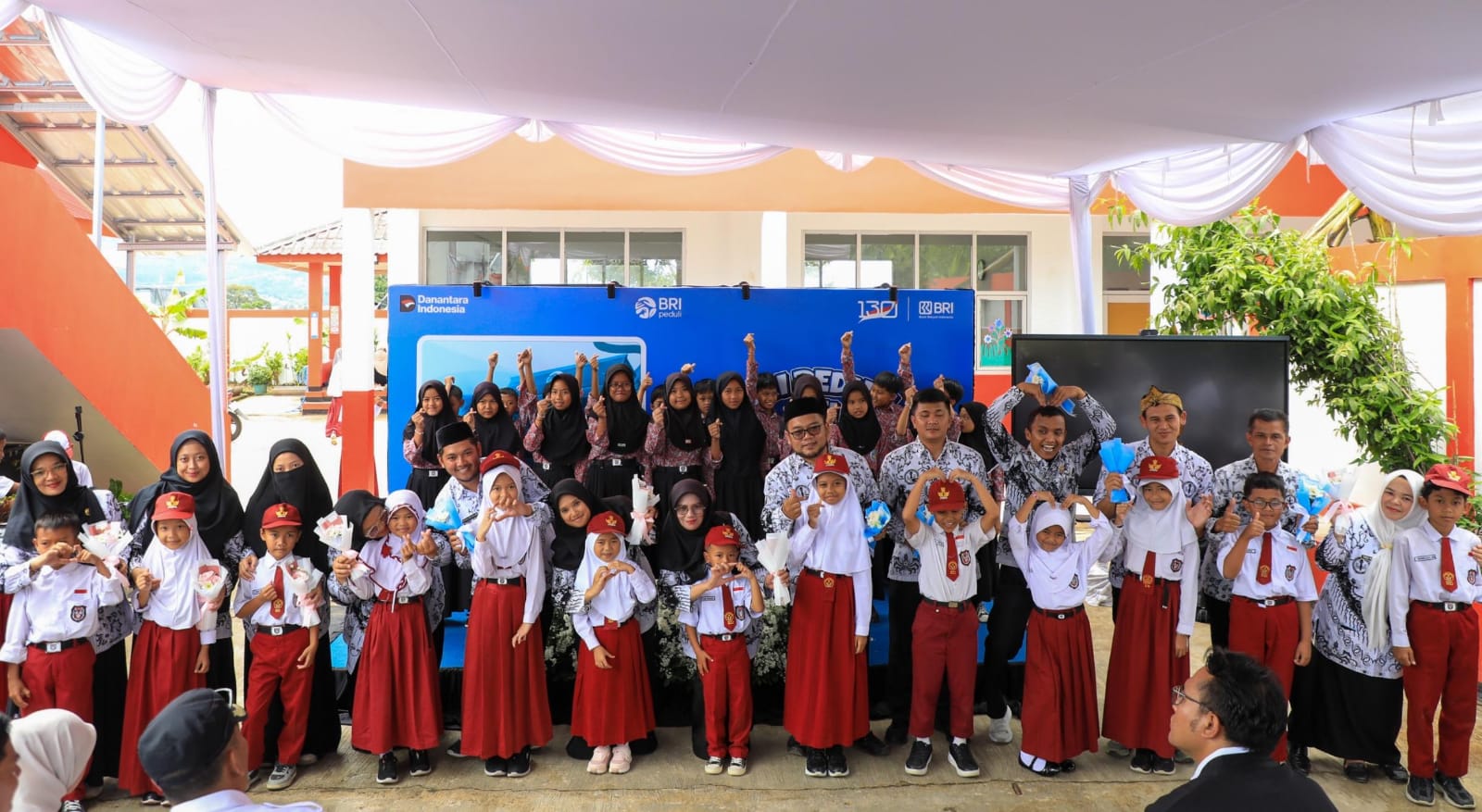 Peringati Hari Guru Nasional, BRI Peduli Beri Apresiasi dan Salurkan Bantuan di SDN Sukamahi 02 Bogor  