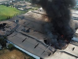 Kebakaran Hebat Landa Pabrik Tekstil di Cikarang, Damkar Gunakan Racun Api untuk Padamkan Si Jago Merah