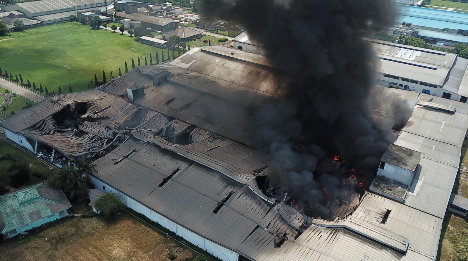 Kebakaran Hebat Landa Pabrik Tekstil di Cikarang, Damkar Gunakan Racun Api untuk Padamkan Si Jago Merah
