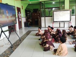 Guru Inti di Bekasi Dibekali Pelatihan Penggunaan Smartboard untuk Dampingi Rekan di Sekolah