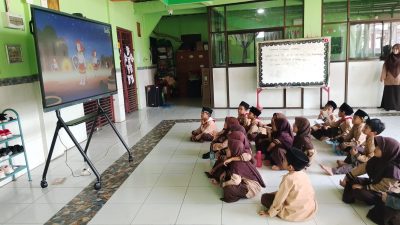 Guru Inti di Bekasi Dibekali Pelatihan Penggunaan Smartboard untuk Dampingi Rekan di Sekolah