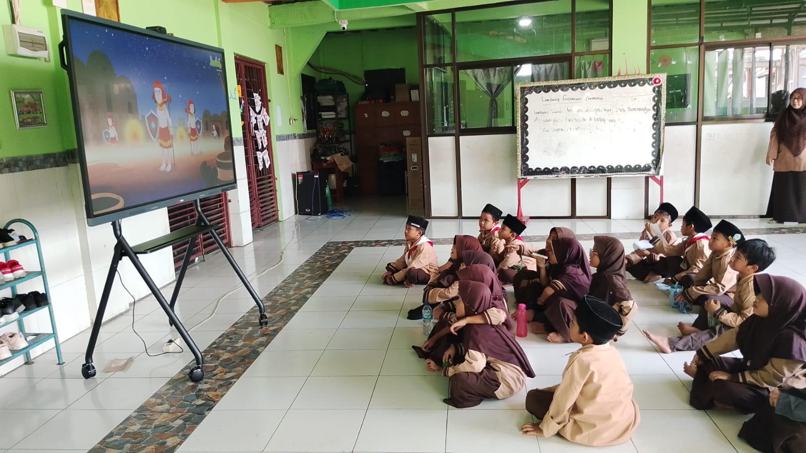 Guru Inti di Bekasi Dibekali Pelatihan Penggunaan Smartboard untuk Dampingi Rekan di Sekolah