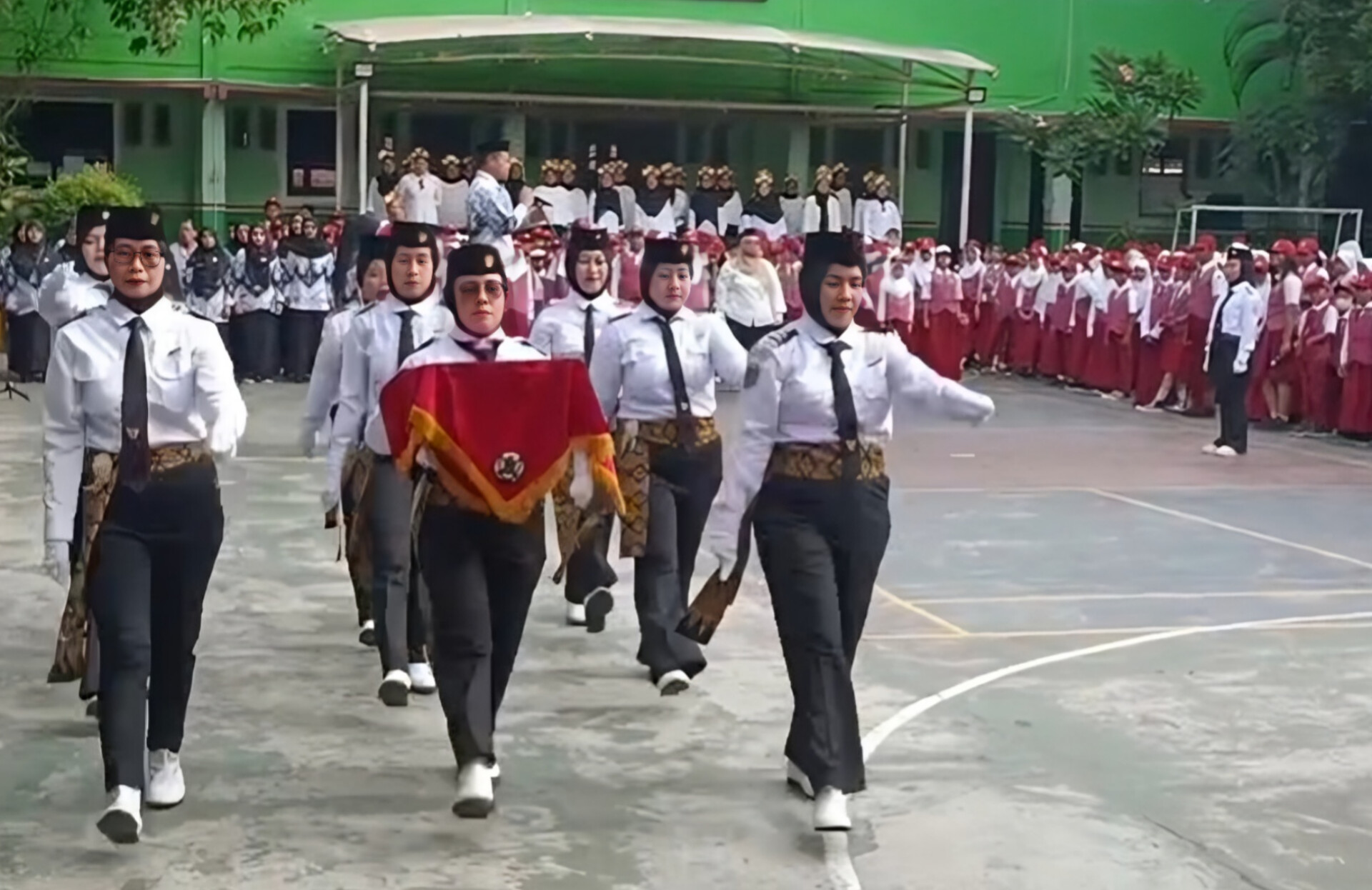 Istimewa! Orangtua Jadi Petugas Upacara Hari Guru di SDN Jatimakmur V