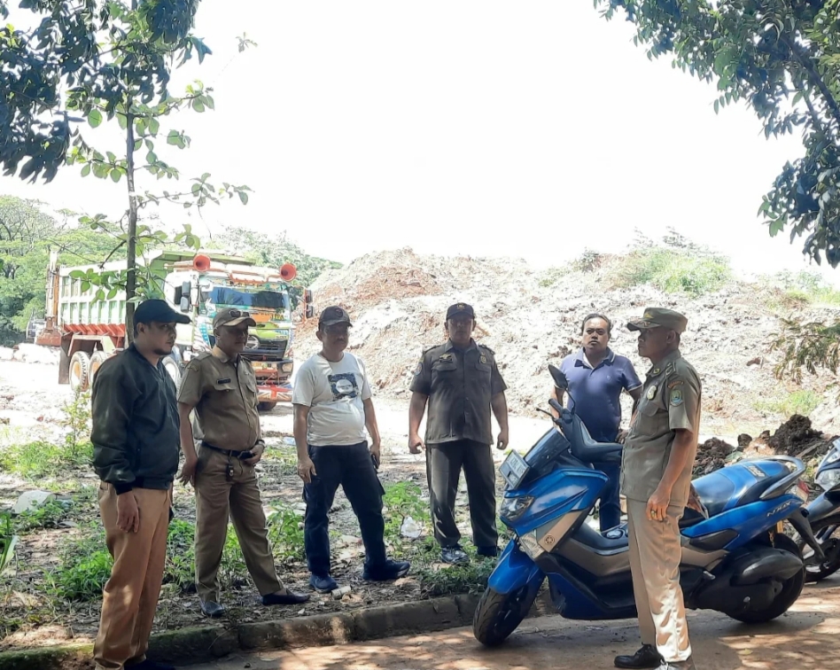 Truk Tanah Kotori Jalan di Jatiwaringin, Camat Panggil Pengusaha