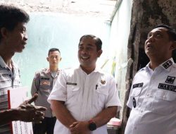 Warga Dekat Rumah Wakil Bupati Bekasi Dapat Bantuan Rutilahu