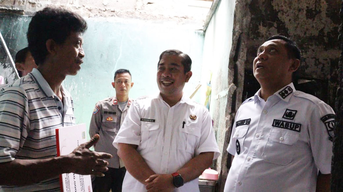 Warga Dekat Rumah Wakil Bupati Bekasi Dapat Bantuan Rutilahu