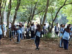 Ratusan Pelajar Bersihkan Hutan Kota