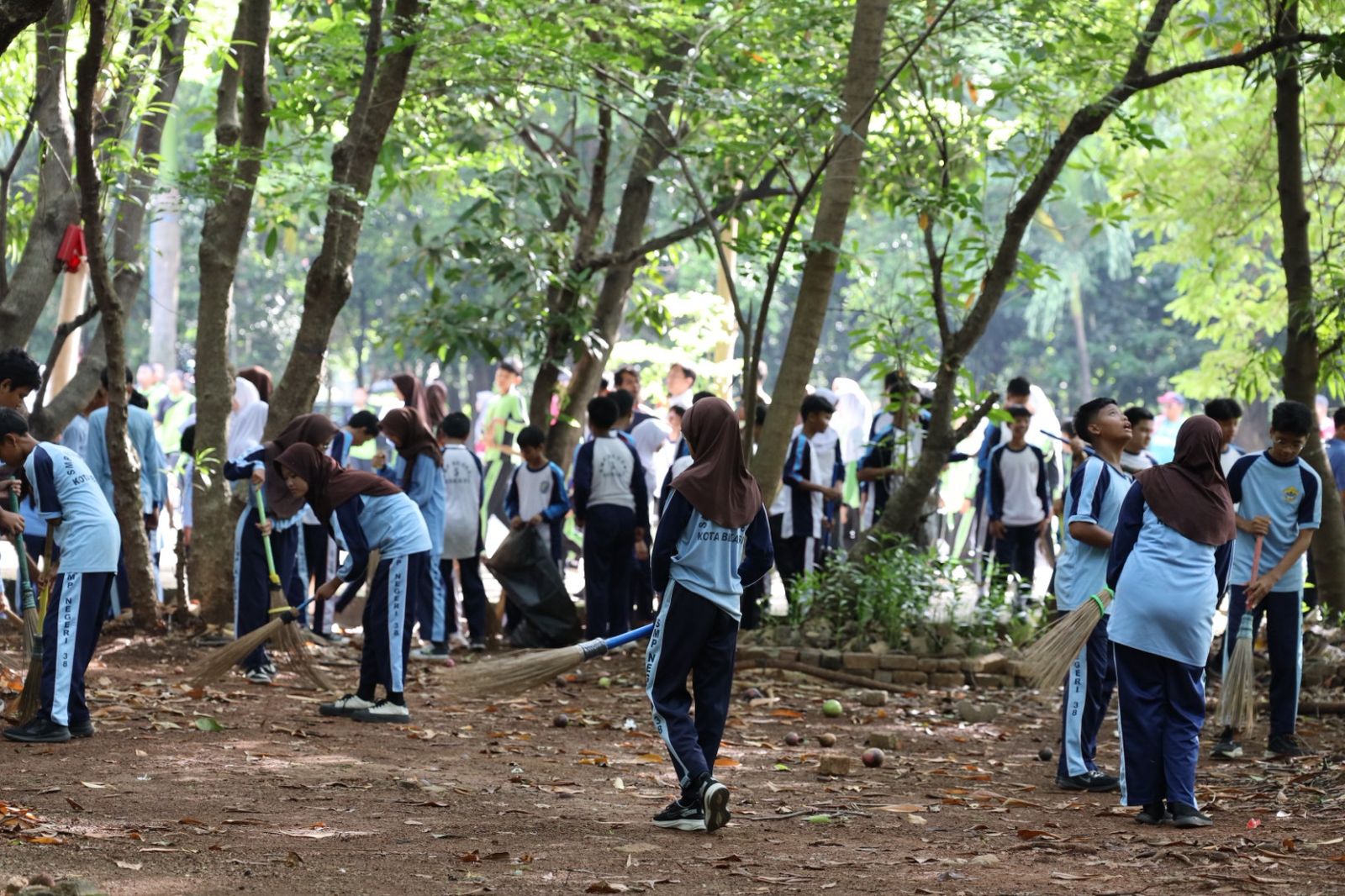 Ratusan Pelajar Bersihkan Hutan Kota