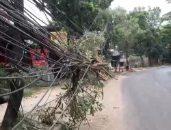 Kabel Optik Menjuntai di Jalan Baru Cipendawa Dikeluhkan Warga