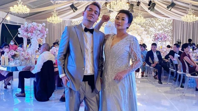 Dikira Putus Sahabat! Indy Barends Bongkar Alasan Indra Bekti Kini Jauh Darinya