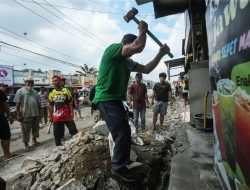 Warga Perumahan Puri Cendana Tambun Gotong-royong Bongkar 52 Bangunan Penutup Drainase
