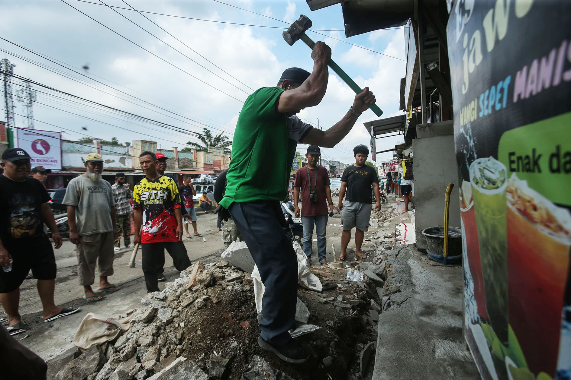 Warga Perumahan Puri Cendana Tambun Gotong-royong Bongkar 52 Bangunan Penutup Drainase