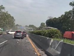 Viral Innova Ugal-ugalan Tabrak Truk di Tol Purbaleunyi