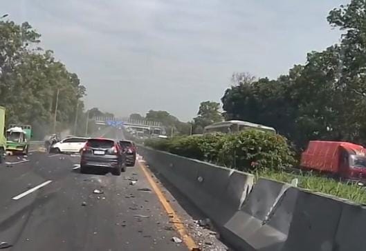 Viral Innova Ugal-ugalan Tabrak Truk di Tol Purbaleunyi