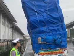 Dua Pikap Bermuatan Menjulang Dihentikan dan Ditilang Polisi di Tol Japek