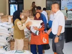 Warga Margamulya Serbu Penyaluran Bantuan Pangan