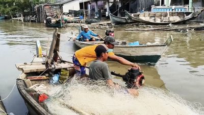 Ratusan Nelayan Muaragembong Beralih Elpiji Melon untuk Mesin Perahu