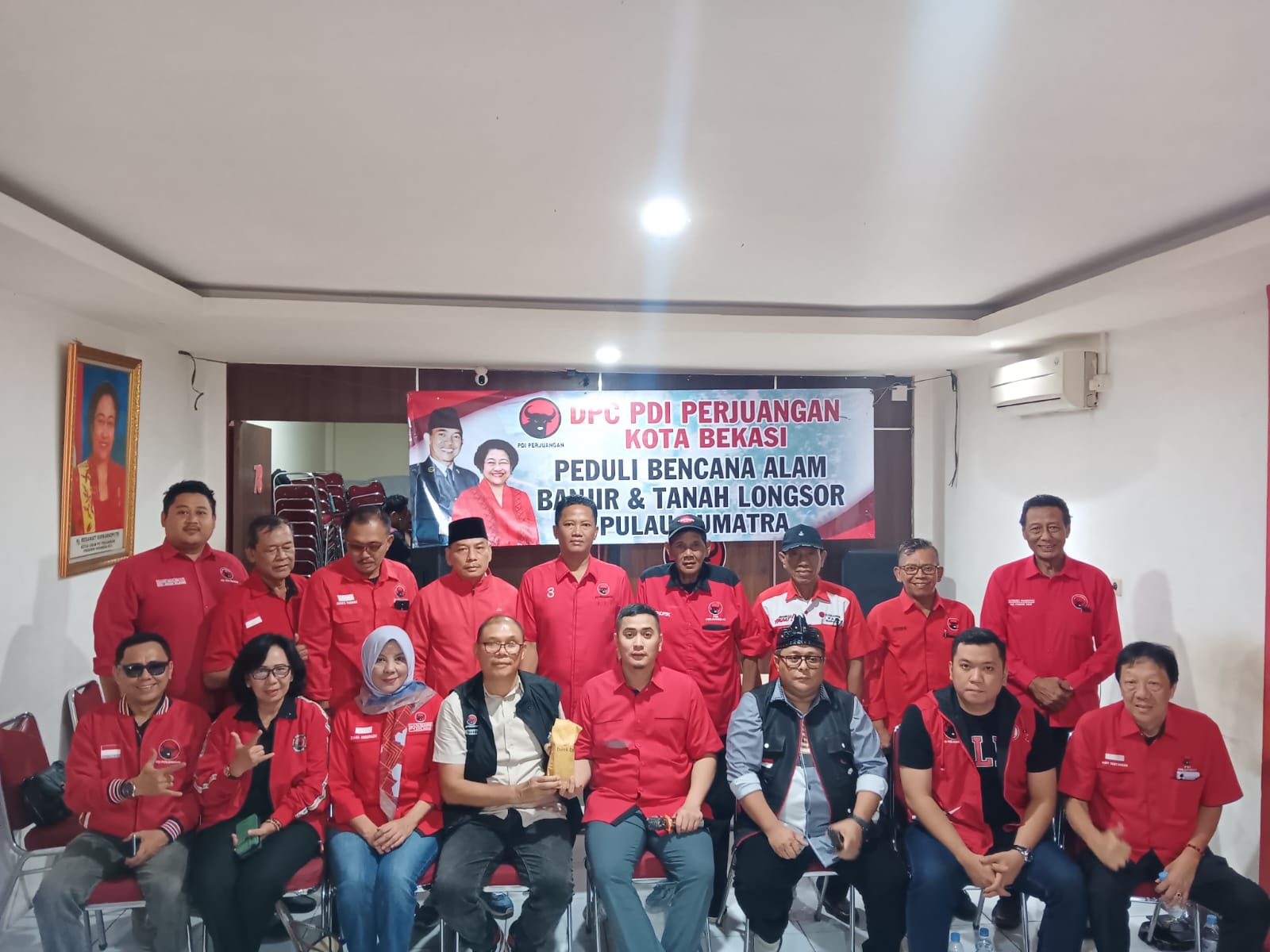 Keluarga Besar PDIP Kota Bekasi Bantu Korban Bencana Sumatera