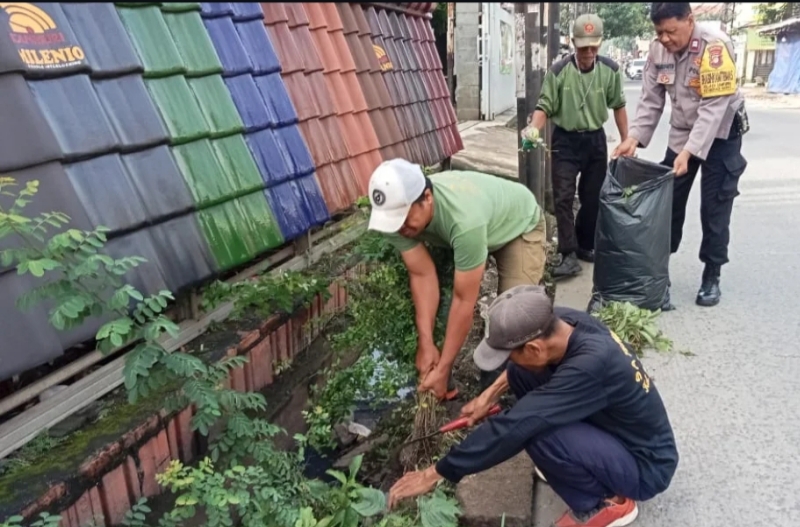 Aksi K3 di Jakasampurna: Polisi, Linmas, dan Warga Kompak Bersihkan Lingkungan