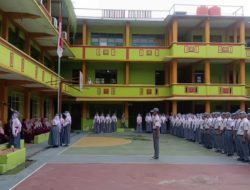 Pimpin Upacara di Sekolah, Kapolsek Bekasi Utara Tekankan Disiplin Pelaja