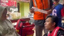Momen Humanis Relawan Gerakan Anak Negeri Obati Ibu yang Infeksi