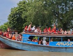 Jalan Darat Jelek dan Terputus, Anak-anak Muaragembong Berangkat-Pulang Sekolah Naik Perahu