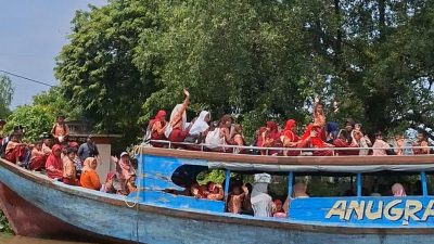 Jalan Darat Jelek dan Terputus, Anak-anak Muaragembong Berangkat-Pulang Sekolah Naik Perahu