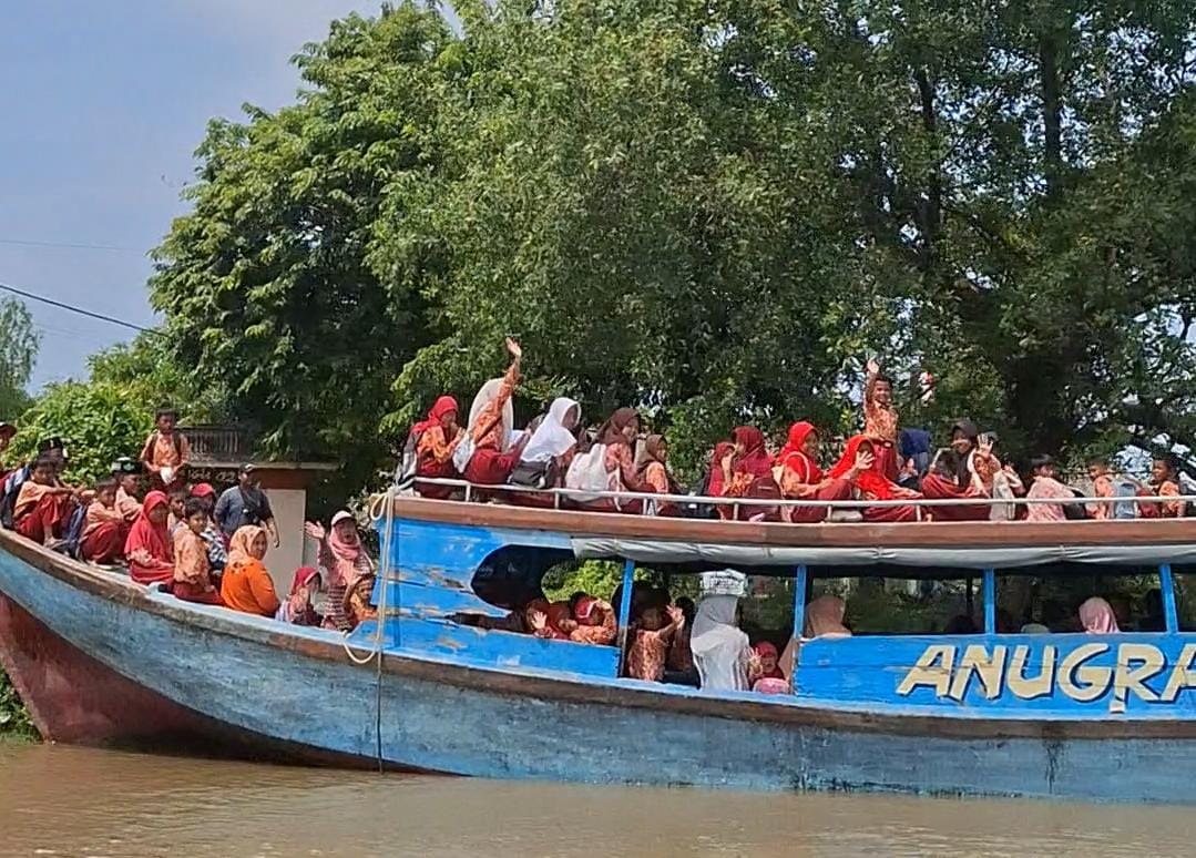 Jalan Darat Jelek dan Terputus, Anak-anak Muaragembong Berangkat-Pulang Sekolah Naik Perahu