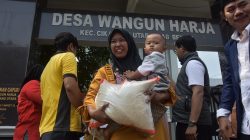 2.400 KK di Desa Wangunharja Cikarang Terima Bantuan Beras 