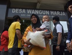 2.400 KK di Desa Wangunharja Cikarang Terima Bantuan Beras 