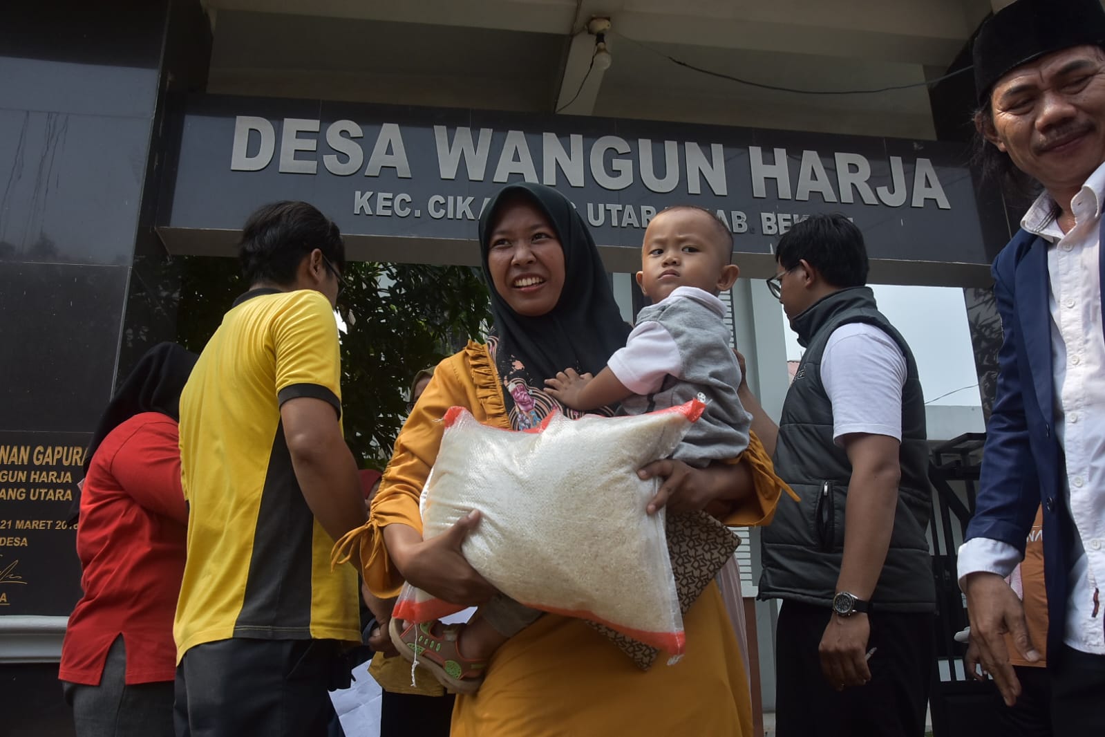 2.400 KK di Desa Wangunharja Cikarang Terima Bantuan Beras 