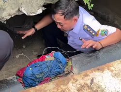 Camat Medan Satria Kota Bekasi Masuk Selokan