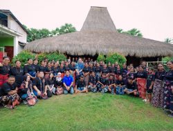 Bakti BCA bersama Nicholas Saputra Dampingi Penenun Sumba Timur Hadirkan Wastra Warna Alam Terinspirasi Tanah Marapu