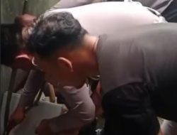 Personel Polsek Tambun Amankan Ular Pakai Alat Seadanya