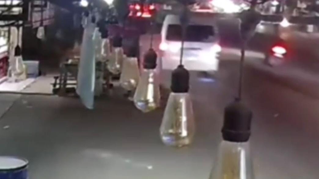 Minibus Tabrak Pemotor Lagi Nunggu Pesanan Mi Ayam di Cikarang, Satu Tewas dan Dua Luka