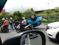 Taksi Blue Bird Terguling di Jalan Ahmad Yani Kota Bekasi, Begini Kronologinya