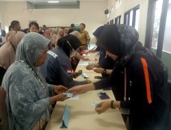 Warga Serbu Pasar Murah di Bekasi Barat