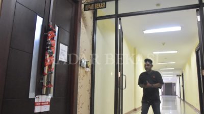 KPK Segel Ruang Kerja Bupati Bekasi hingga Kadisbudpora