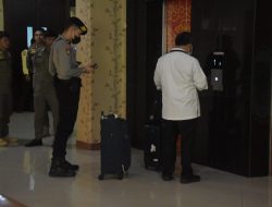 1,5 Jam Geledah Ruang Kerja Bupati Bekasi Ade Kuswara Kunang, KPK Bawa Dua Koper