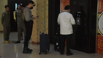 1,5 Jam Geledah Ruang Kerja Bupati Bekasi Ade Kuswara Kunang, KPK Bawa Dua Koper