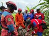 Petugas Disdamkarmat Kota Bekasi Evakuasi Buaya Tiga Meter di Sawah Cikiwul