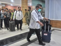 Petugas KPK Sisir Ruang Kerja Bupati Bekasi dan Dinas Selama Tujuh Jam