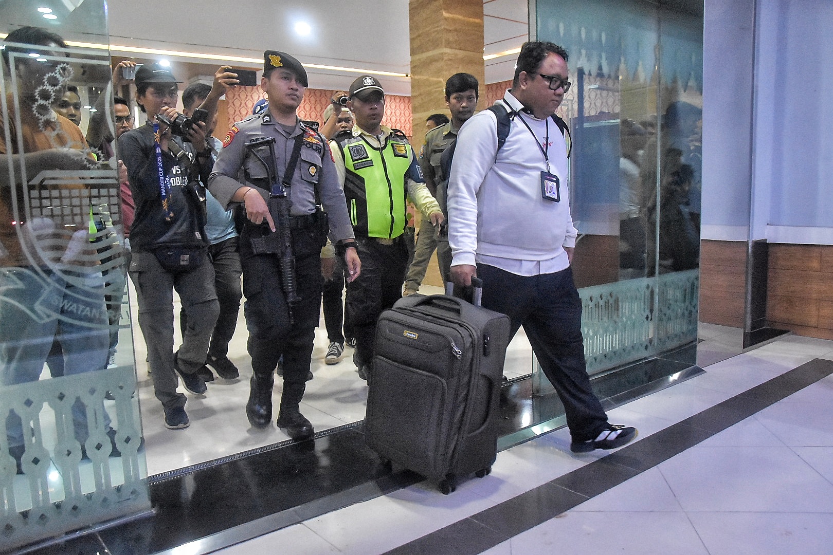 Tujuh Jam Geledah Ruang Kerja Bupati Bekasi, KPK Sita 49 Dokumen dan Lima Barang Bukti Elektronik