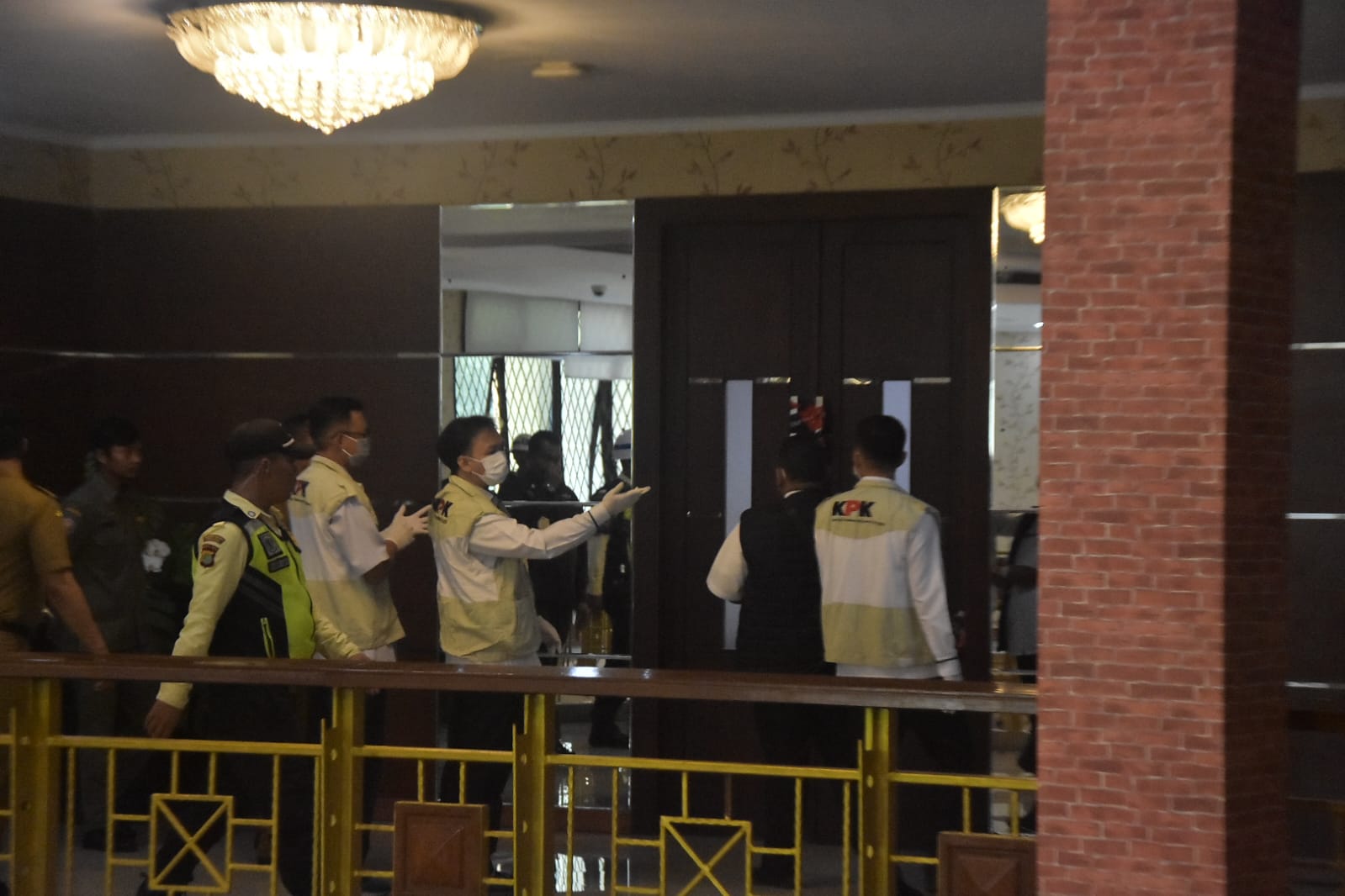 KPK Sita Handhpone yang Chatnya Sudah Dihapus saat Geledah Ruang Kerja Bupati Bekasi