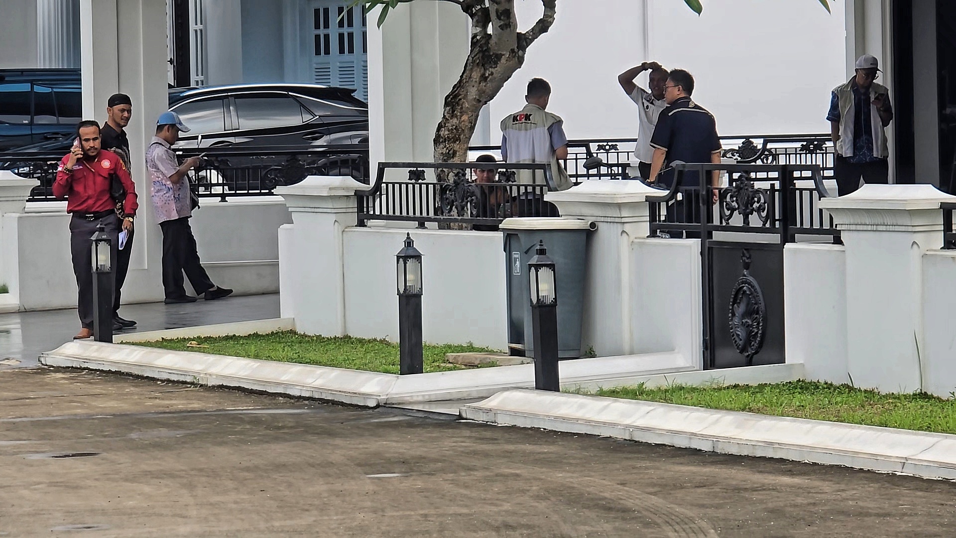 KPK Geledah Rumah Bupati Bekasi Nonaktif Ade Kuswara Kunang