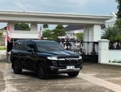 Petugas KPK Bawa Land Cruiser dari Rumah Pribadi Bupati Bekasi Nonaktif Ade Kuswara Kunang
