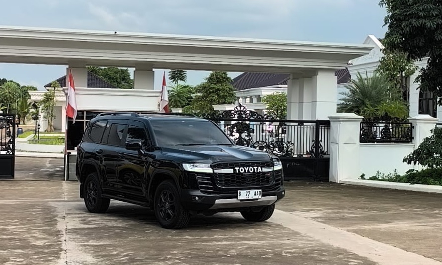 Petugas KPK Bawa Land Cruiser dari Rumah Pribadi Bupati Bekasi Nonaktif Ade Kuswara Kunang